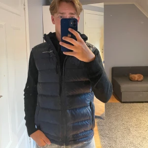 Peak performance väst - Ny skick, i storleken S köptes i vintras och är i stort sett aldrig använd. Nypris ca 1000kr. pris går att diskutera.