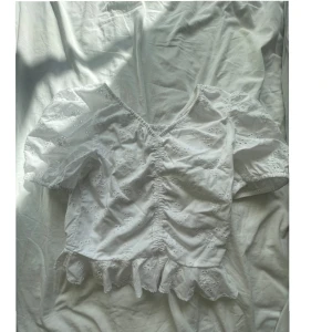 Gullig blus  - Gullig blus från Lindex. Andvönd en gång så jätte bra skick och jätte skön och söt💞💞