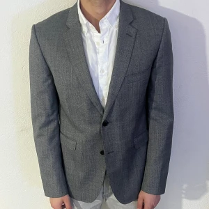 Bläck kavaj - En fin kavaj i bra använd skick, den är i storlek 50 alltså passar som M, Nypris ca 1999kr. Säkjer för det priset för det finns nån liten fläck men som troligen går bort i tvätten