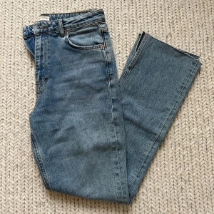 Jeans från Gina Tricot - Snygga Jesns från Gina Tricot i storlek 42, använda en gång. Slits där nere.
