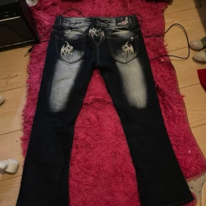 Crazy age - Säljer dessa Crazy Age jeansen för dom inte kommer till användning längre, bra skick🫶 privat för mer bilder eller frågor👌