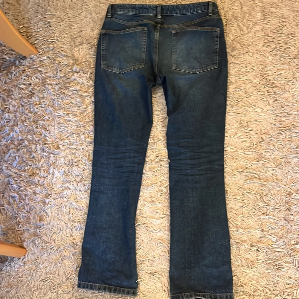 Feta Asos jeans med bra passform till ett riktigt bra pris! Modellen på bilden är 181cm lång. Ingen skada/defekt på dessa jeans. Snygg färg. Storlek 32x32. Kontakta för fler bilder eller om du har någon fråga 😀. Jeans & Byxor.
