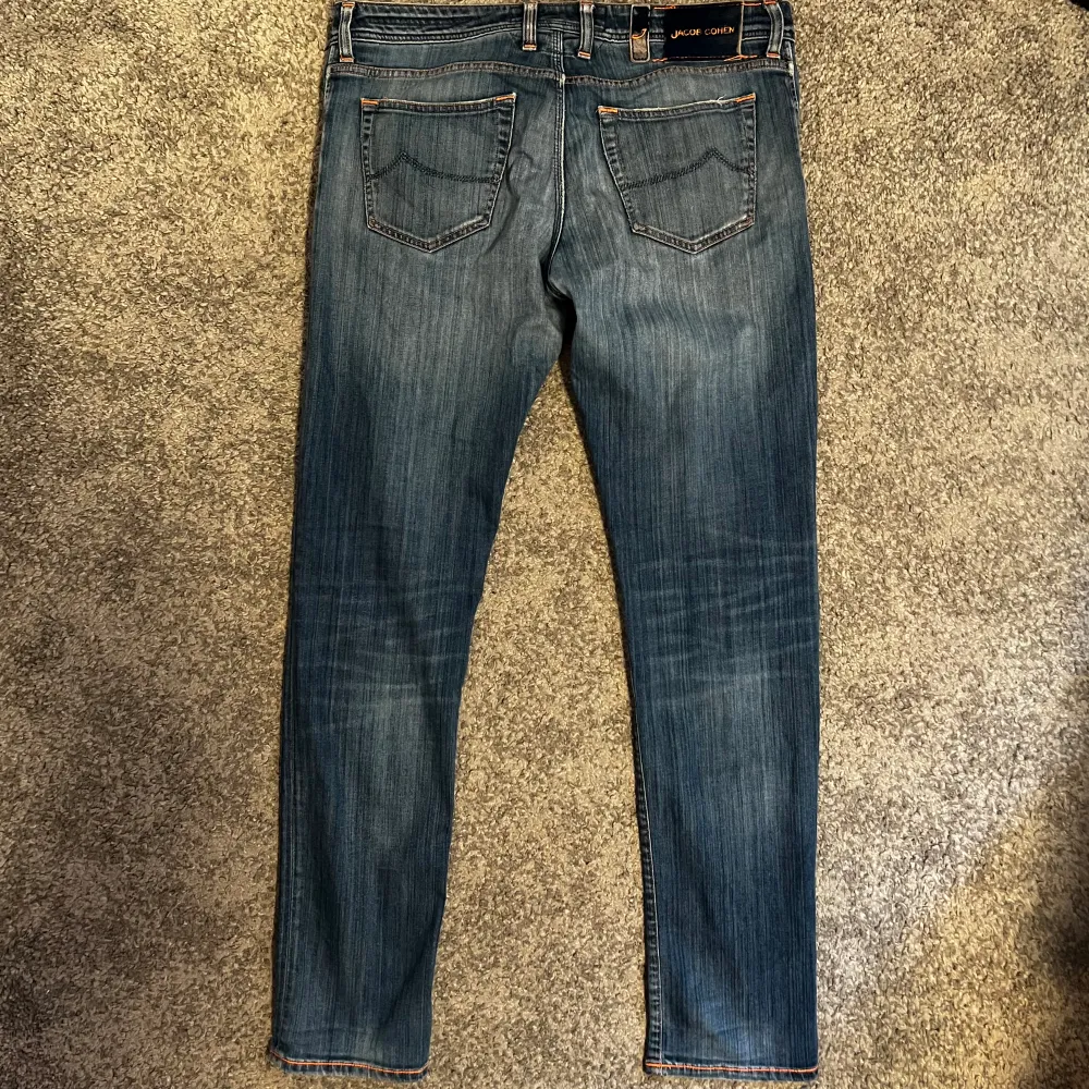 Tjena, säljer nu dessa as feta jeans från Jacob Cohën | Storleken är 36 (passar 33/34) | Färgen är ljusblå och skicket är 7/10 OBS utöver att fickorna är sönder | Hör gärna av dig vid minsta lilla fundering 😊. Jeans & Byxor.