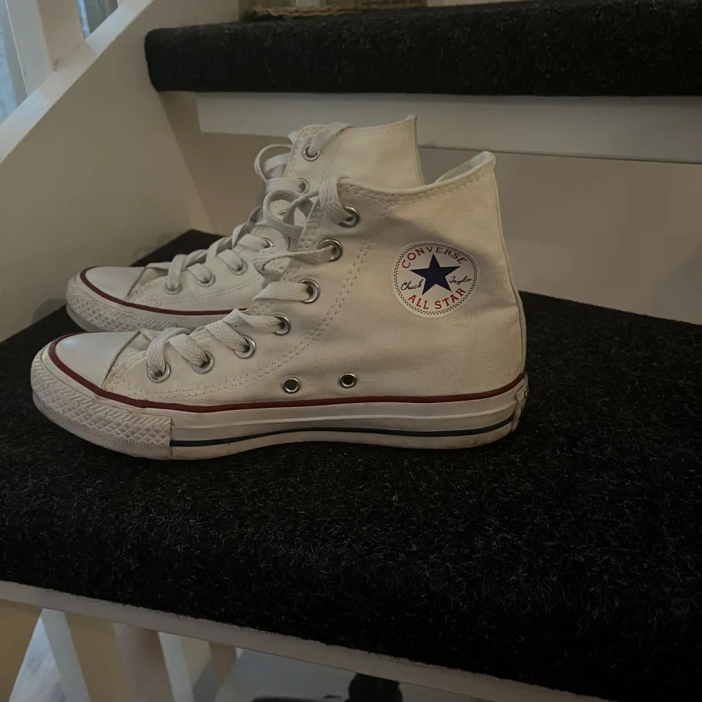 Säljer mina vita Converse i storlek 36 1/2 De är andvända några gånger och har några små defekter . Skor.