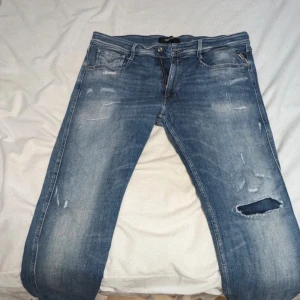 Replay Anbass  - OBS: byxorna står det 38/36 men jag som har 34W och 33L kan ha dom galant med ett skärp (185cm på bilden) Har en lappning annars i mycket gott skick