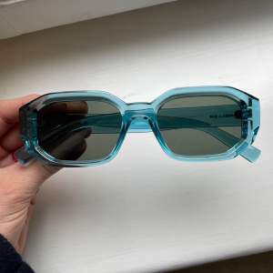 Helt nya och oanvända solglasögon från ett spanske märke som heter Meller. Passade inte mig så säljer till billigare pris. Nypris 629 kr