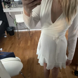 Klänning - Superfin klänning, perfekt för studenten eller skolavslutningen. Endast använd 1 gång🩷 för fler frågor så är det bara å skriva, om du vill köpa så tryck på ”KÖP NU”