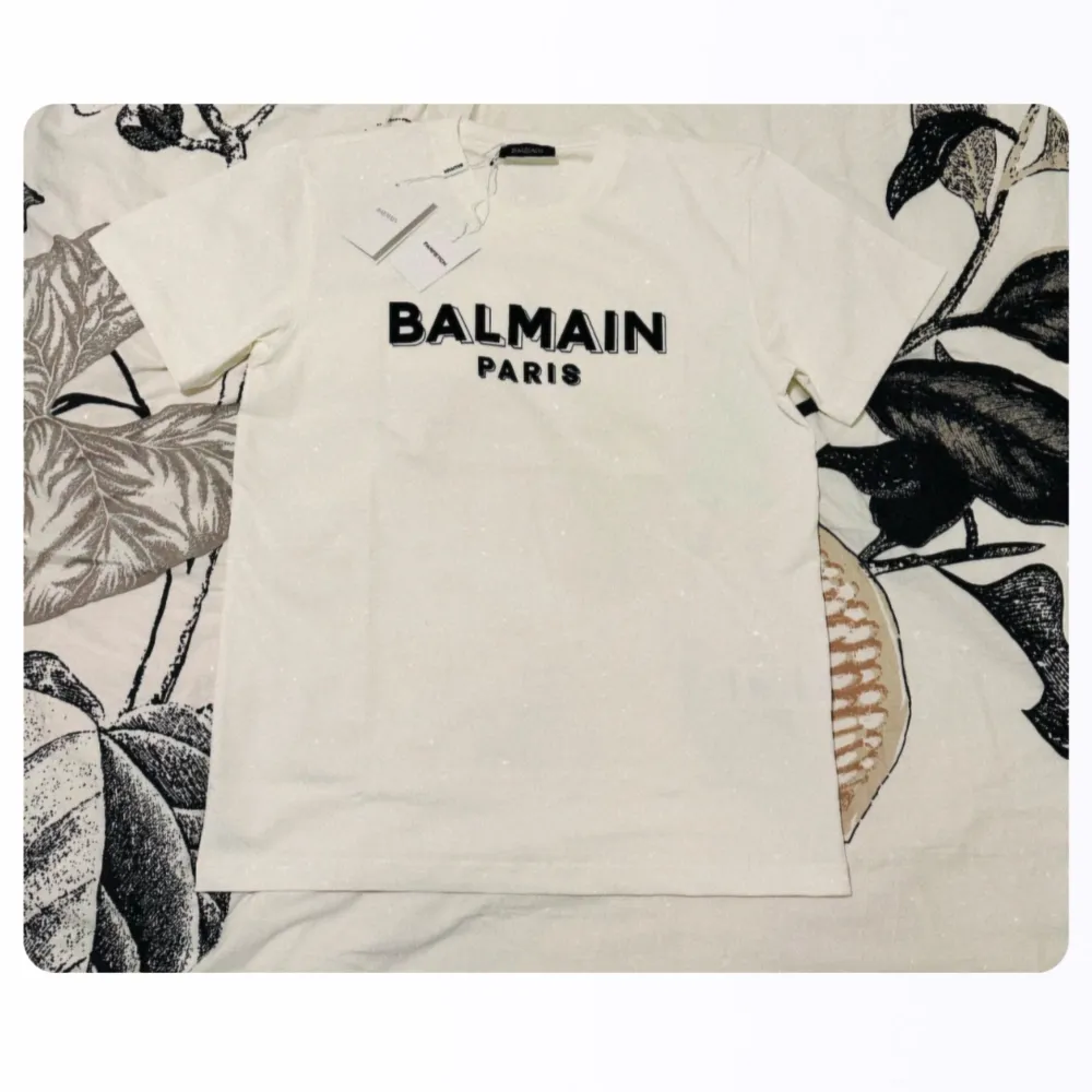 Balmain Paris T-Shirt:  Condtion 10/10:  Nypris 3500kr:  Mittpris 1100kr📦🏷️  ThePinguinCouture®:. T-shirts.