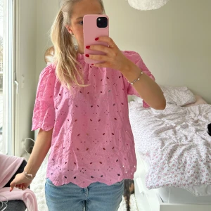 Rosa blus - Underbar rosa  blus perfekt till sommaren💗💗i nyskick, det är storlek L men på mig sitter den perfekt som är xs/s💗