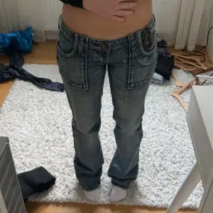Säljer dessa lågmidjade jeans, har använt 1 gång säljer pga att de är för långa på mig.  Passar mig jätte bra i midjan och jag har allt från W25 till W27 i alla mina jeans. 