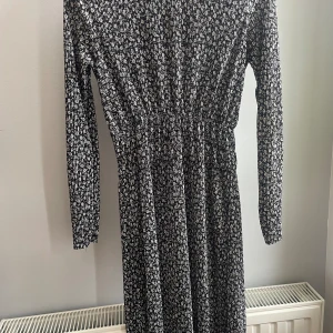 Blommig midiklänning  - Söt blommig midiklänning från Zara i strl 38 Jätteskön och följsam. Mycket fint skick 