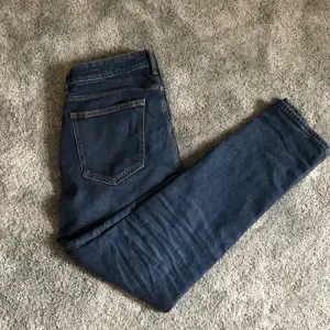 Tjena, säljer dessa slim jeans från Cubus i storlek 29/32 vilket passar 170-180cm som väger 45-60 isch. De är i skick 9/10. De är inte mycket använd och därför sälja de. Kontakta vid minsta lilla fråga. Pris kan diskuteras💫