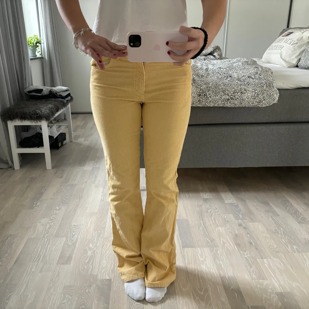 Gula Manchester jeans ifrån Crocker! As coola Midjemått-74cm Innerbenslängden-82 cm. Jeans & Byxor.