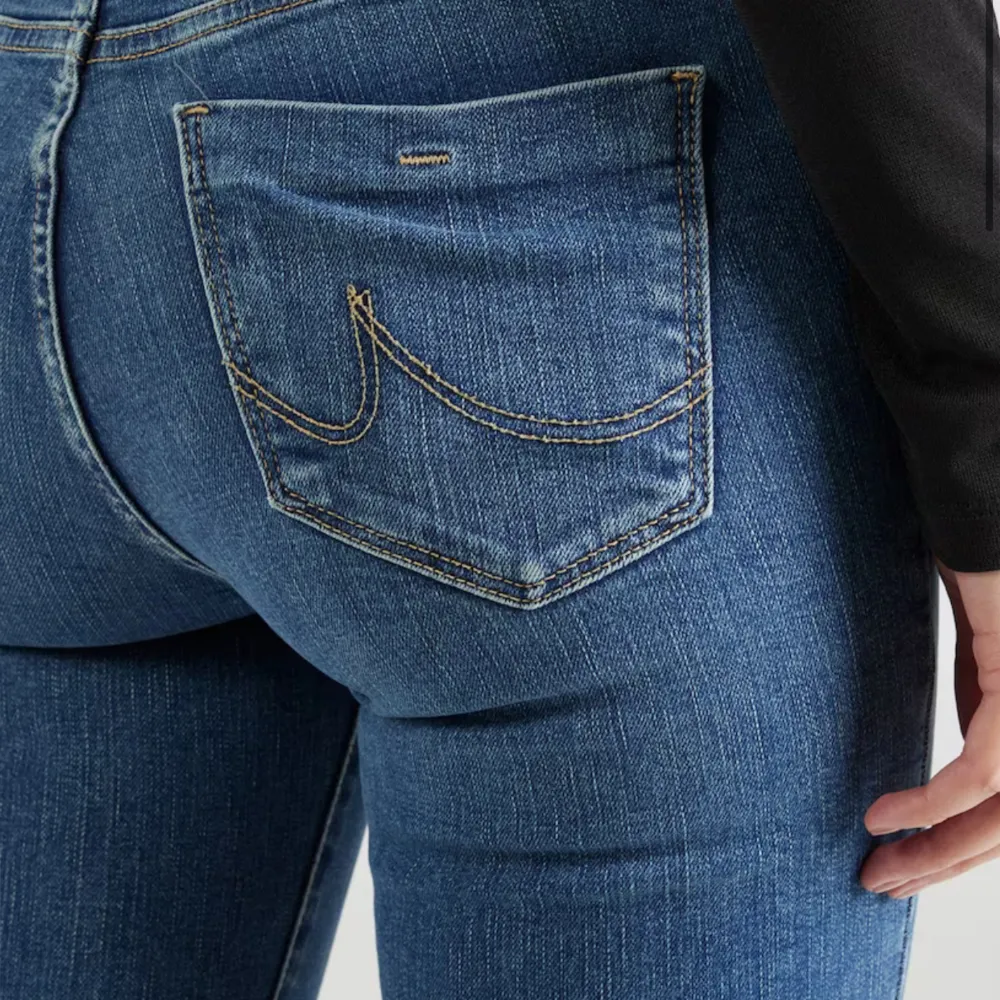 Säljer mina ltb jeans, utsvängda och lågmidjade! Modell ”Fallon” original pris 1139. Jeans & Byxor.