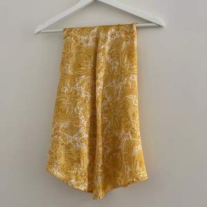 Silkes kjol storlek 38, från ginatricot. Meddela för mer bilder. 