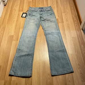 (21) Ljusblåa lågmidjade bootcut jeans helt nya med lappar kvar. Midjemått rakt över: 33cm, innerbenslängd: 83cm stretchiga 🩵