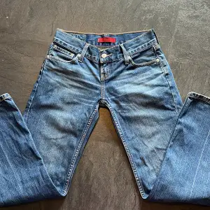 Jättesnygga lågmidjade vintage Levi’s jeans, modellen ”Eve”. Säljer då de inte passar mig 💔 står ingen storlek men midjemåttet rakt över är 36/37 cm och innerbenslängden är 72,5 cm. Bra skick men små defekter vid ändarna. Pris kan diskuteras 💕💕
