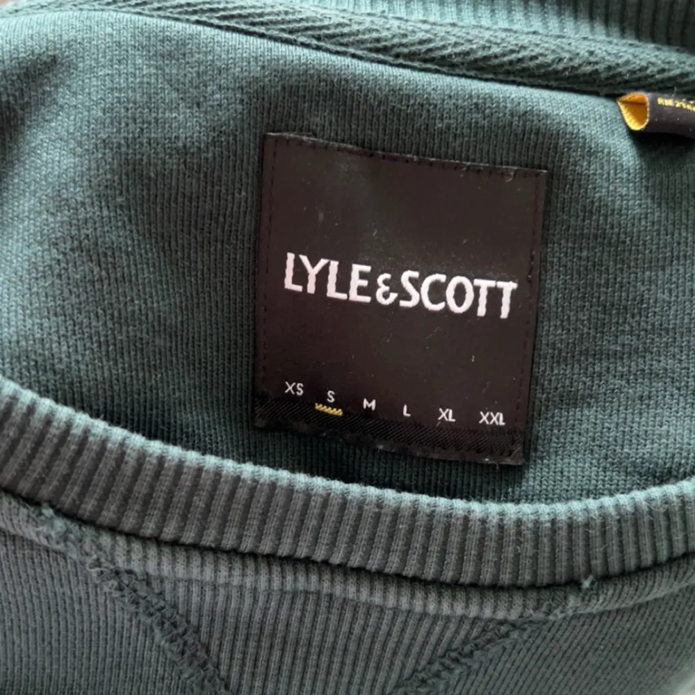 En fin grön Lyle & Scott sweatshirt i strlk S | säljes då den ej kommer till användning | modellen är 170 | ny pris = 594 | mitt pris = 300 | skriv gärna vid frågor och funderingar . Hoodies.