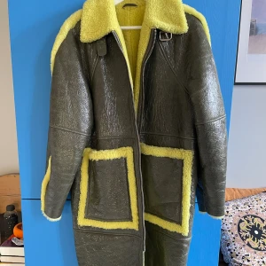 Jacka/kappa Mads Nørgaard  - Säljer min fina jacka/kappa från Mads Nørgaard i sherlingmodell pga flytt! I väldigt fint skick då den inte har blivit använd särskilt mycket. Storlek S. 