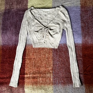 Tröja stradivarius  - Beige tröja från stradivarius i storlek s, går att justera där fram