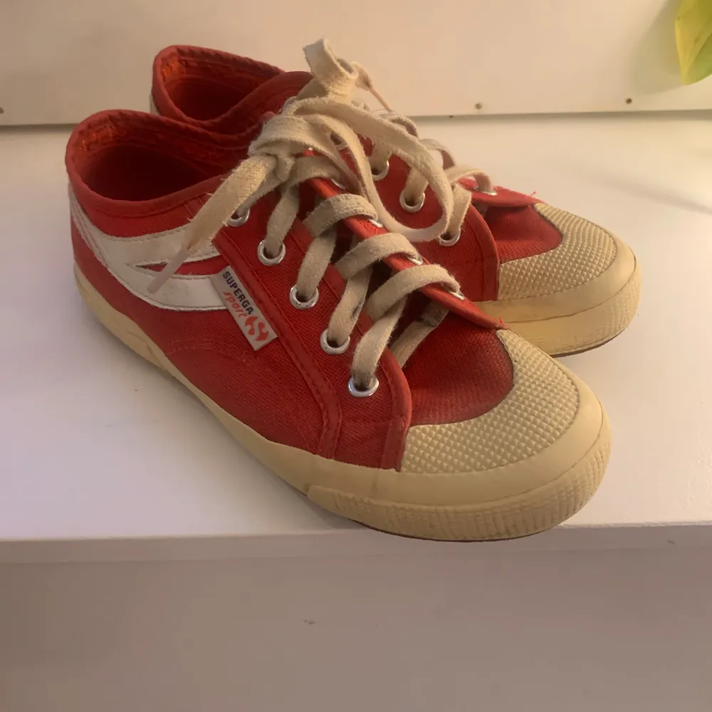 Röda sneakers med vitt design. De har inga skador men är lite gulnade. Pris kan diskuteras!!💞. Skor.