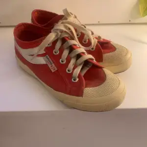 Röda sneakers med vitt design. De har I ha skador men är lite gulnade. Pris kan diskuteras!!💞