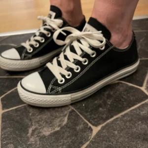 Converse - Jättefina svarta äkta Converse skor i storlek 37 som aldrig är använda, det finns inga skador!❤️