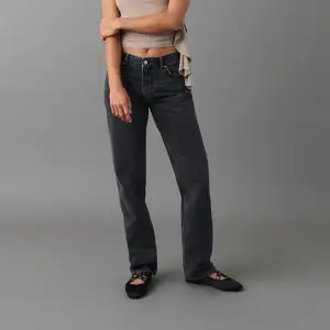 Svart gråa jeans från Gina i storlek 36 passar bra i längden för mig som är 170 cm. Använda vid ett fåtal gånger