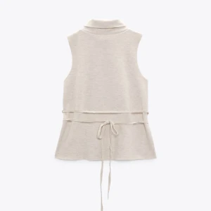 Zara topp  - Jätte fin zara topp, går att ha med och utan snöre. Säljer då de inte längre kommer till användning, bra skick,har både beige och grå