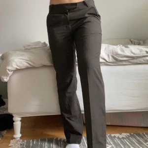 Bruna kostymbyxor  - Bra skick. Raka ben och medelhög midja. 