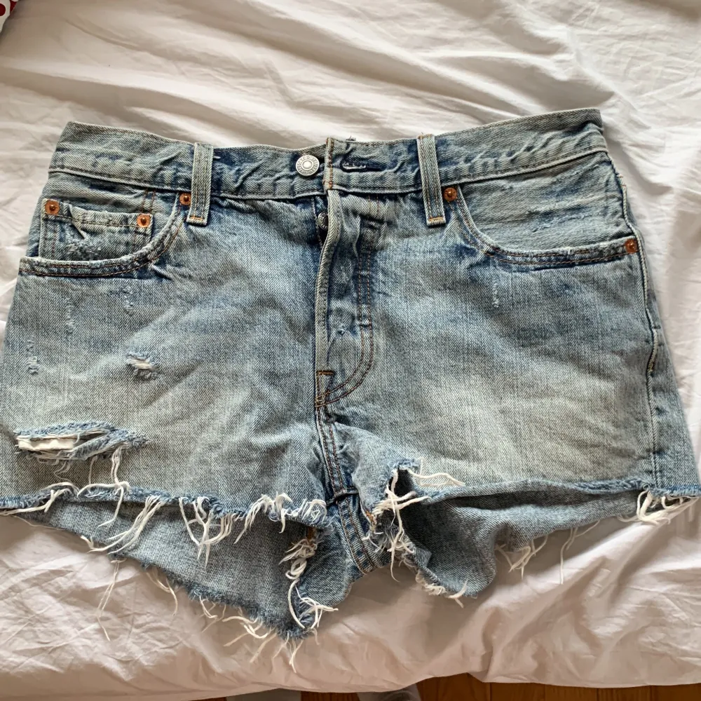 Blåa jeansshorts från Levis, i bra skick och passar strl xs-s❤️‍🔥 midjemått rakt över är 40!!. Shorts.