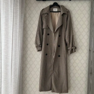 Rejäl Trenchcoat  - Trenchcoat i nyskick. Elegant med oversized fit.   S/M  Nypris: 1399kr