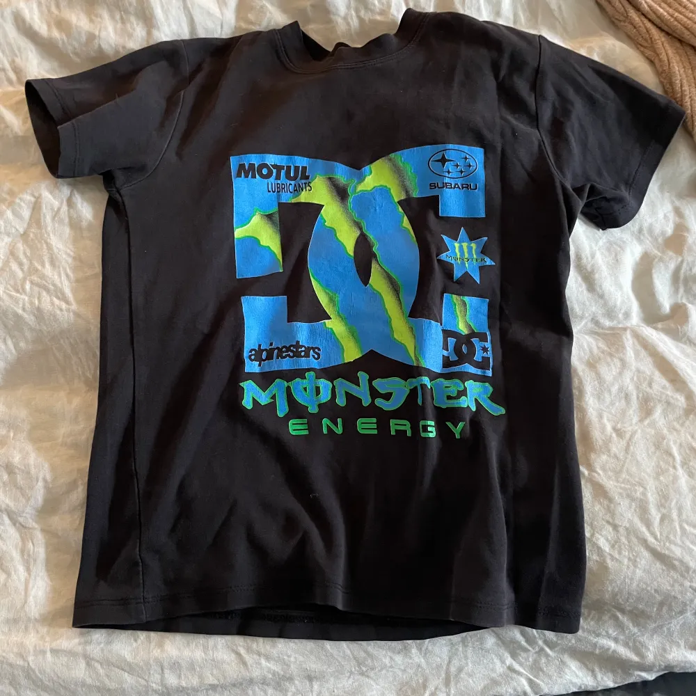 Svart blå och grön monster energy T-shirt från DC i storlek xs/barn 176.  Tack för titten!  Skicka gärna meddelande vid frågor! . T-shirts.