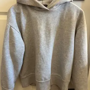 intressekoll på min gråa zara hoodie, vill se vad jag kan få för den. Storlek S 
