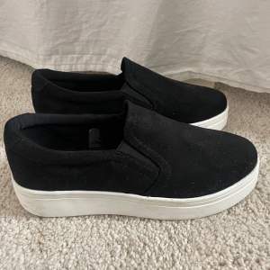 Oanvända slip-on skor från Duffy Perfekta vårskor!🌿🖤 Storlek 36  Nypris 599 kr 