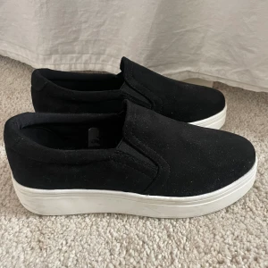 Slip-on Duffy  - Oanvända slip-on skor från Duffy Perfekta vårskor!🌿🖤 Storlek 36  Nypris 599 kr 