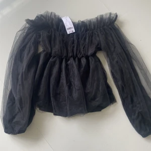 Topp - Offshouldertop från Gina, storlek S med prislapp. Enbart provad. 