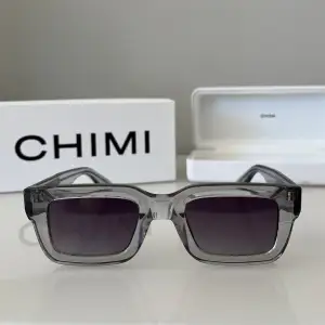 Säljer dessa Chimi 05 Gray. Skicket på solglasögonen är 10/10 och har inga tecken på användning.