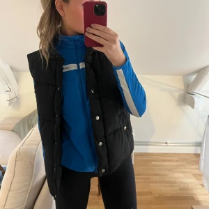 Neo Noir väst  - Säljer denna svarta väst från Neo Noir. Den är i så fint skick! Storlek XS. Perfekt nu till våren 💙