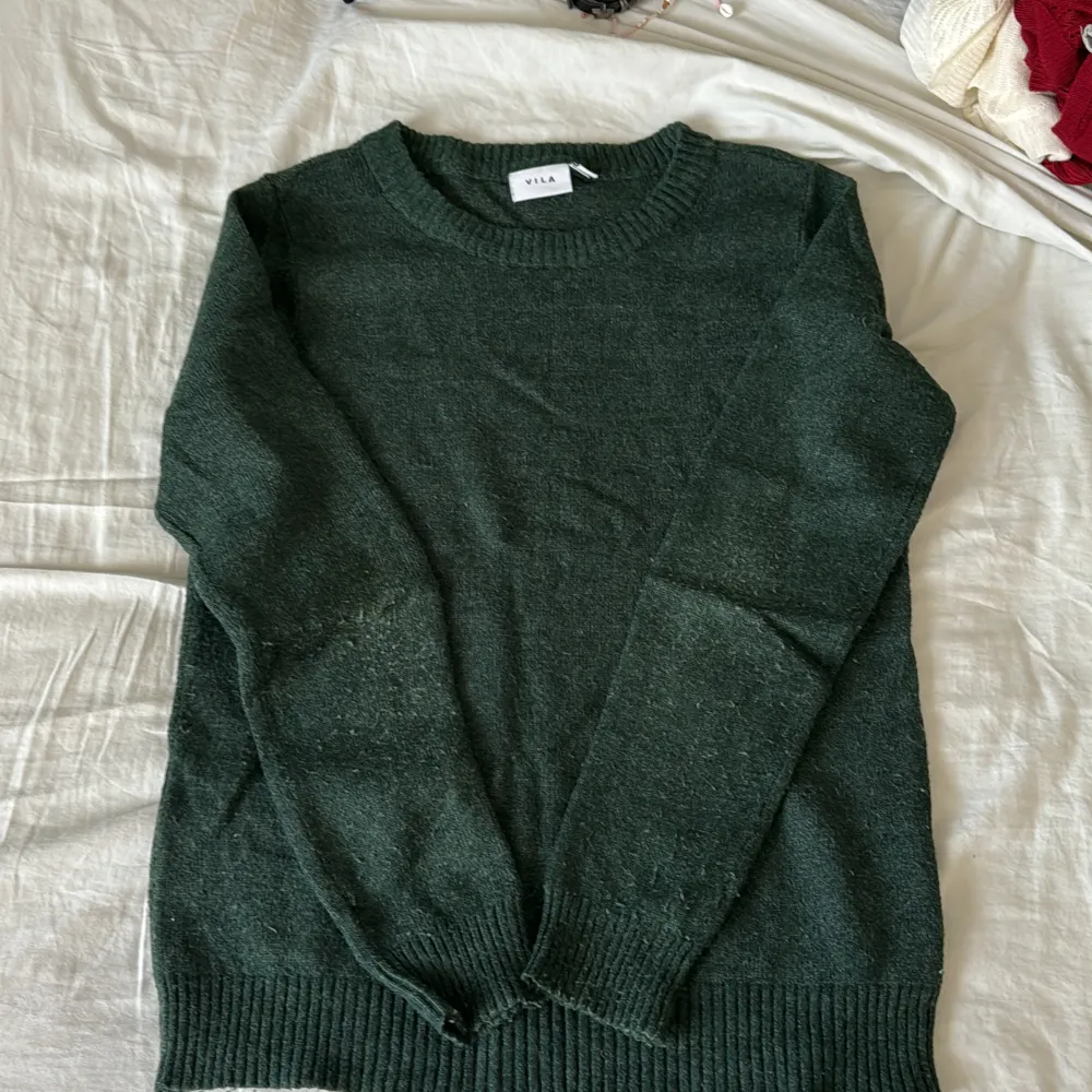 Stickad tröja köpt på vila för ca ett år sedan. Har använts mycket, därav är armarna noppriga, men annars bra.. Tröjor & Koftor.