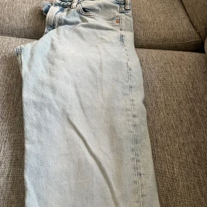 Relaxade jeans Hm - Ett par fina, ljusa jeans i relax modell. Använda i bra skick. Inga hål eller annat. 