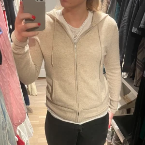 Soft goat zip hoodie  - Storlek L men är liten i storleken. Har använt men är i bra skick.