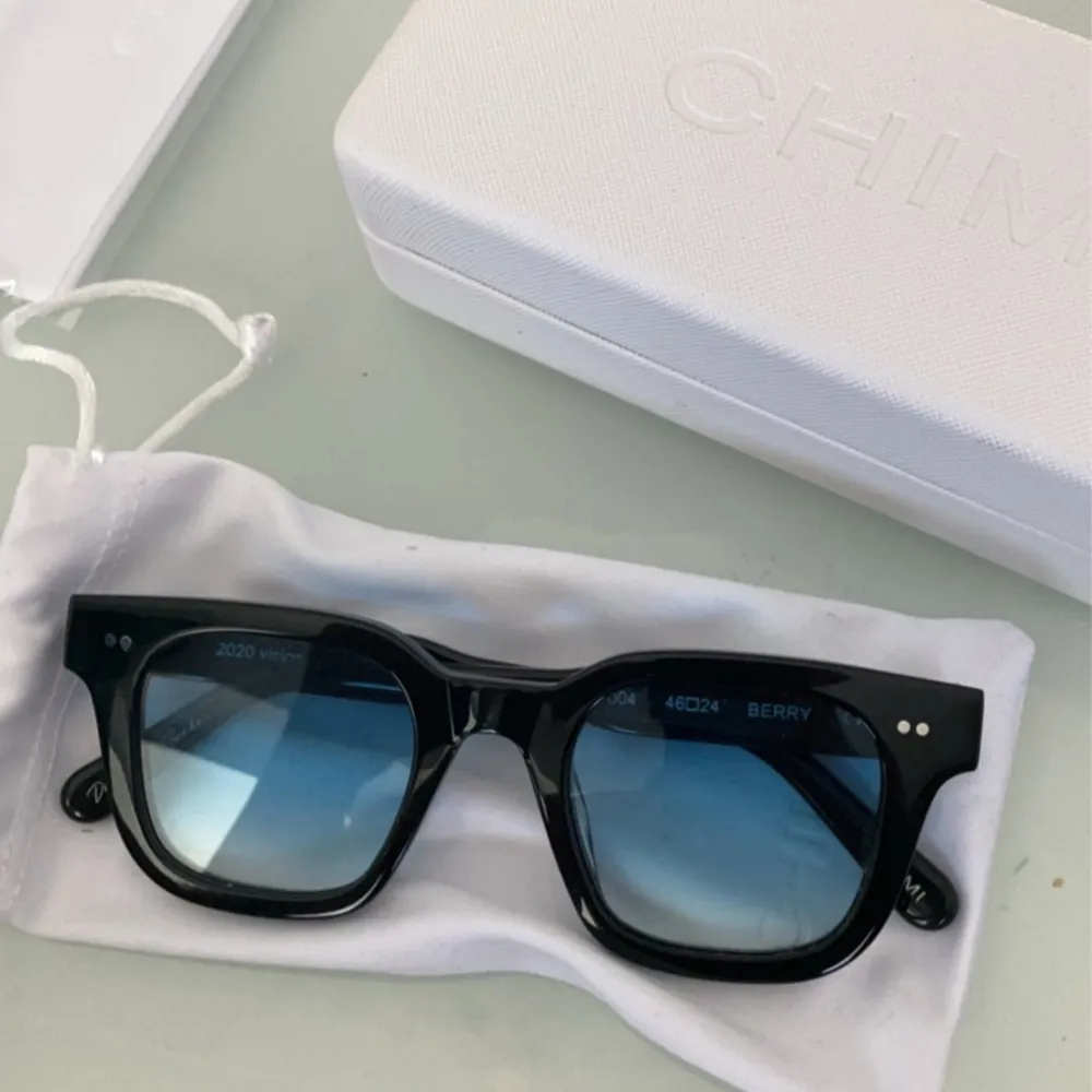 Solglasögon CHIMI  750 kr styck 👓  1350 för bägge paren. Accessoarer.