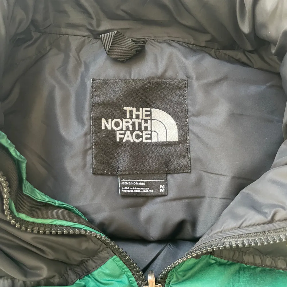 North face jacka i grön färg🙄 Har använt i ett par år och hållt sitt skick bra, endast lite mörkare på nedsidan av ryggen.  Skick: 8/10. Jackor.