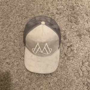 Maggiore m logo keps  - Nypris är 549kr den är använt kanske en vecka max och är i bra skick