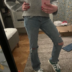 Intressekoll på mina as snygga jeans! - Intressekoll på mina as snygga jeans!! Skulle säga att de sitter som en 38, och för referens är jag 180.🙏🏻