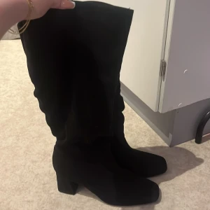 Höga stövlar  - Säljer dessa skit snygga skorna, jätte fina till typ en kort kjol. Storlek 39 men passar också  mig som har 38,5 