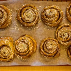 Bullar - Säljer mina nybakta bullar då de luktar skit. 🙁💩 bakplåts pappret ingår inte!!! Hörs