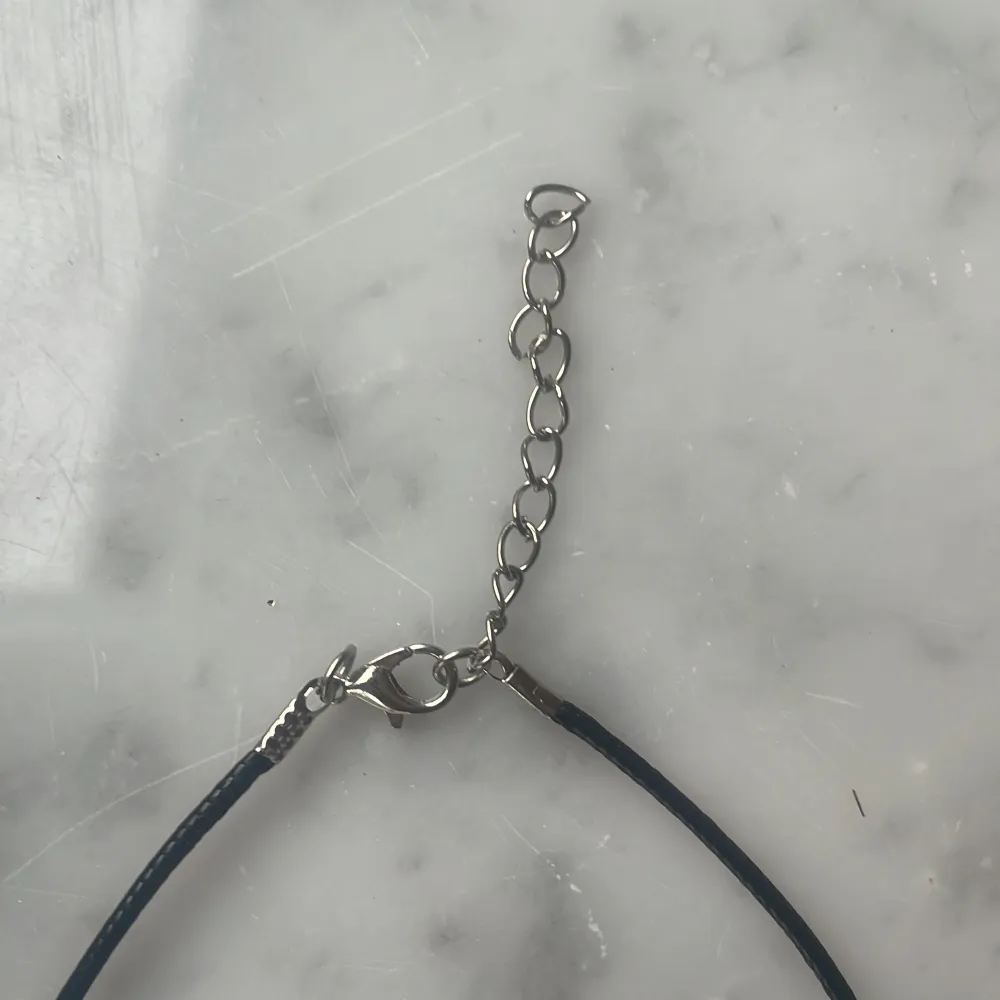 Handgjort halsband gjort i ståltråd med lädertråd och justerbart spänne. Går bra att skicka prisförslag 🫶🏼. Accessoarer.