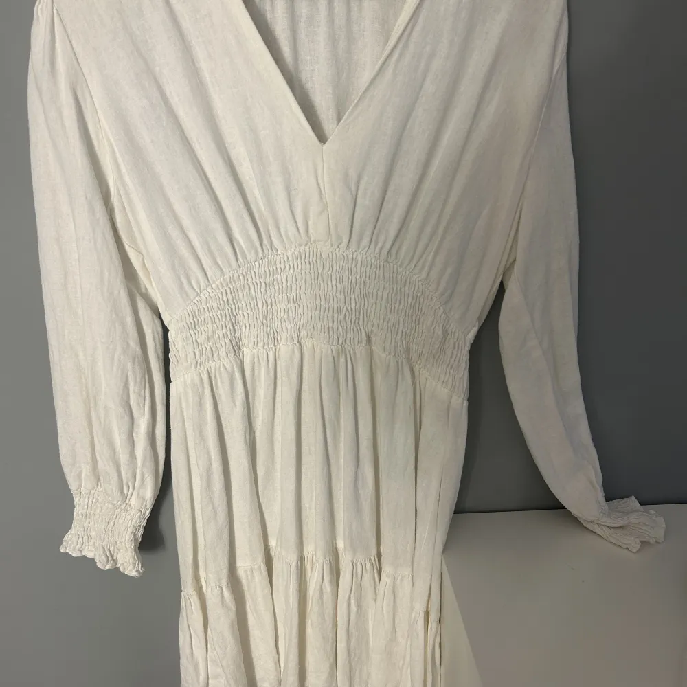 super somrig vit zara klänning som jag tror inte säljs längre. första bilden är lånad❣️ storlek S men passar nog båda xs och m!. Klänningar.